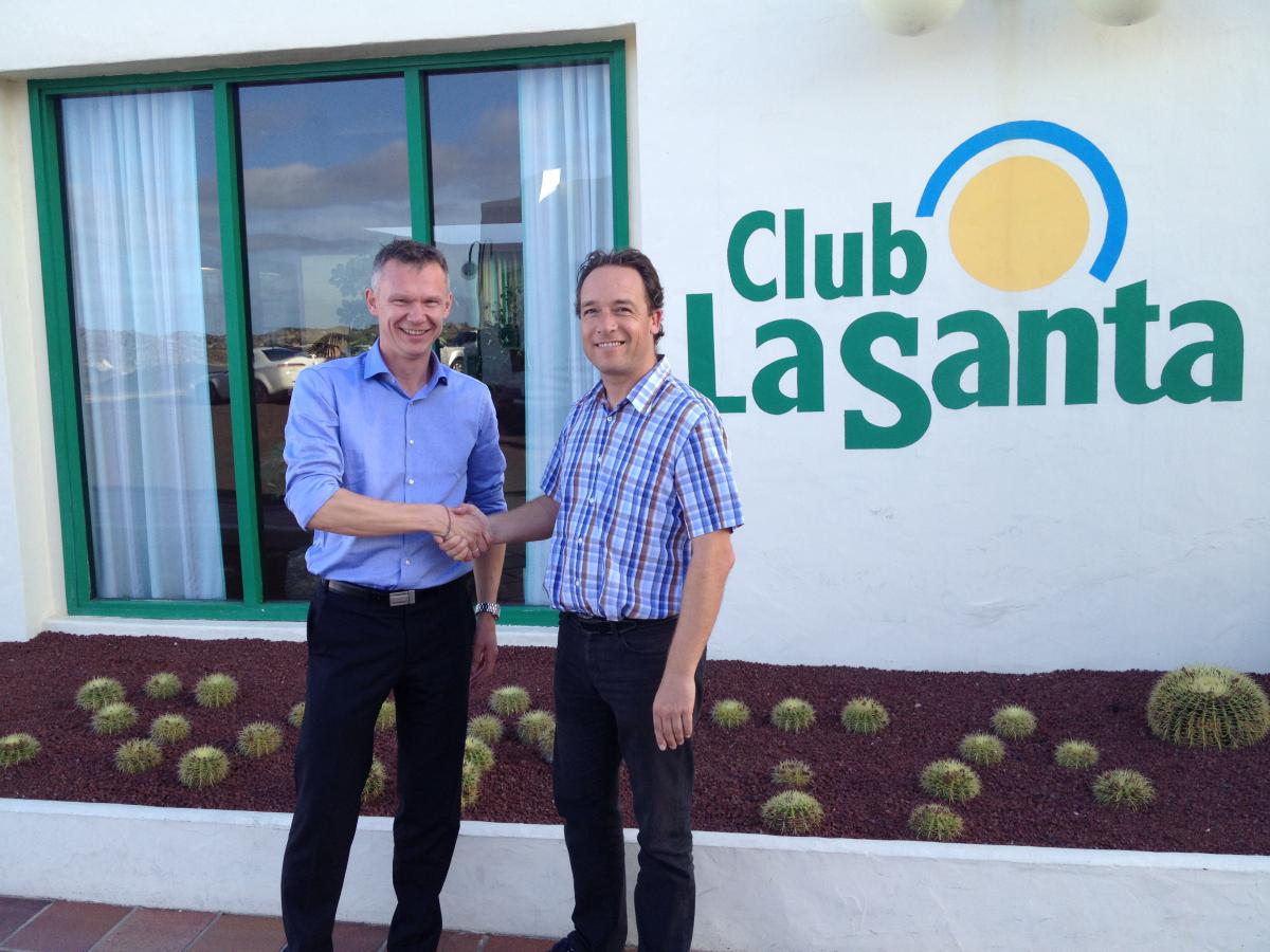 Signing an agreement with Club La Santa director Frederik Sohns